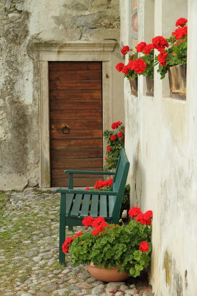 Rincón idílico en el patio italiano — Foto de Stock