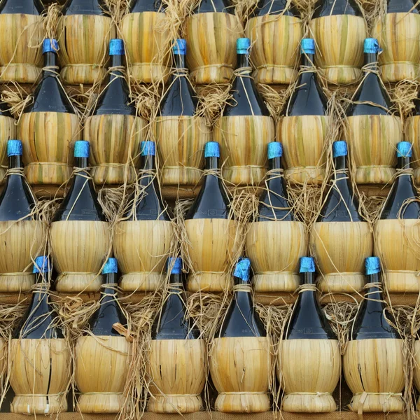 Arrangierte viele Chianti-Weinflaschen — Stockfoto