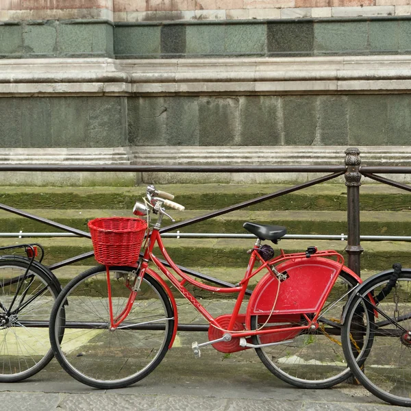 Bicicleta con cesta roja — Foto de Stock