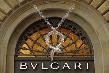 Noel için dekore edilmiş Bvlgari tabela