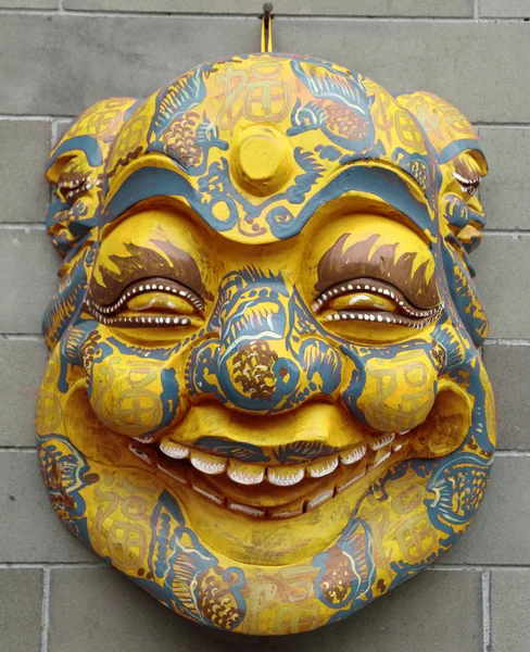 Máscara china en la pared — Foto de Stock