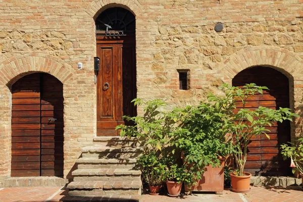 Pittoreske oude muur met deuren — Stockfoto