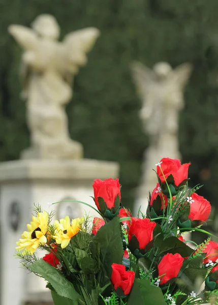 Bouquet sul vecchio cimitero — Foto Stock