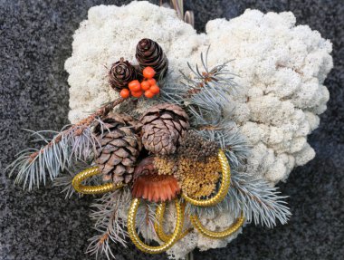 Mezarlık kalp çelenk