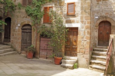 Pitigliano pitoresk avlu