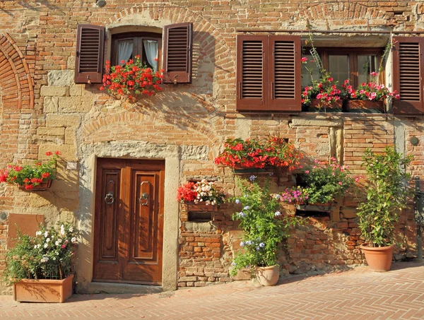 Mooie deuropening naar Toscaanse huis — Stockfoto