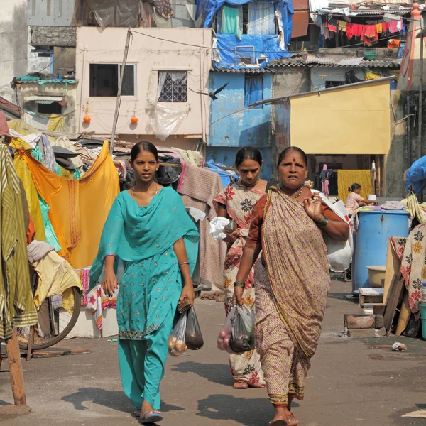 Women in district of slums — Stock Photo, Image