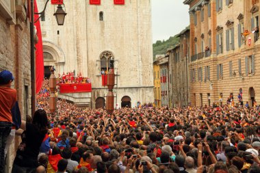 La Festa dei Ceri sırasında kalabalık