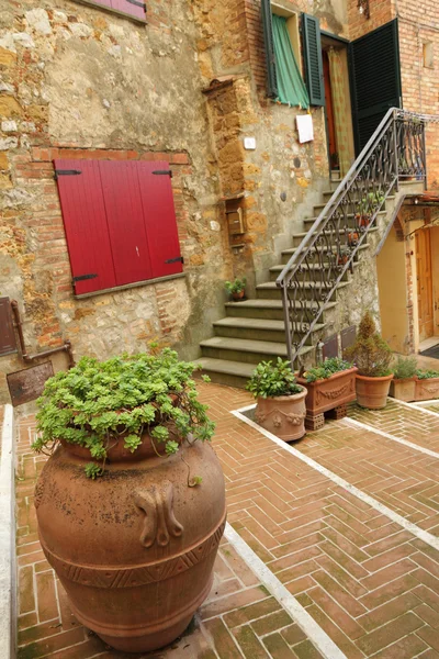 Cortile pittoresco nel villaggio — Foto Stock