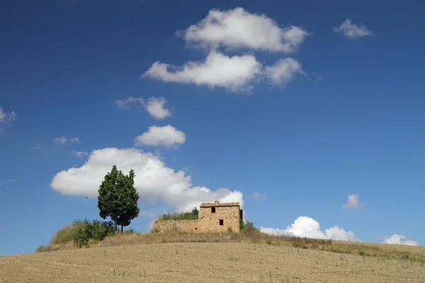 Huis op heuvel in platteland — Stockfoto