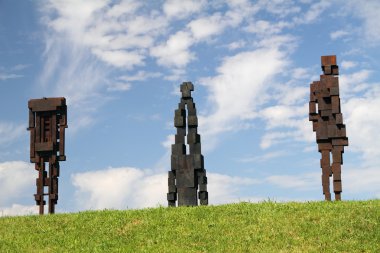 İngiliz sanatçı Antony Gormley tarafından heykeller