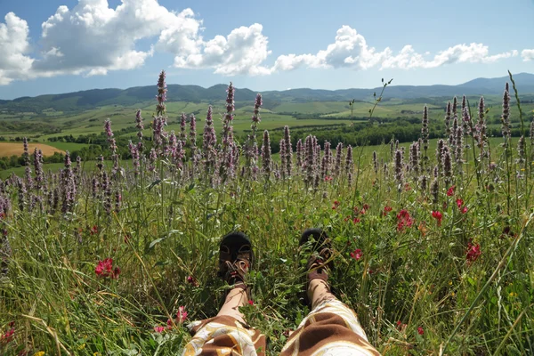 Człowieka odpoczynek na łące kwitnące — Zdjęcie stockowe