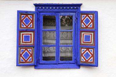 canlı boyalı panjurlar ile ülke pencere