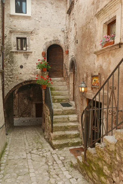 Picturesque court  in italian village — Stock Photo, Image