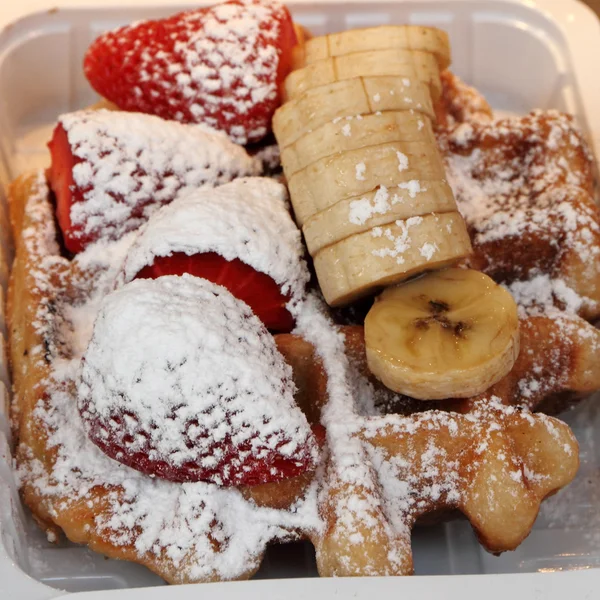 Belgische wafels met aardbeien — Stockfoto