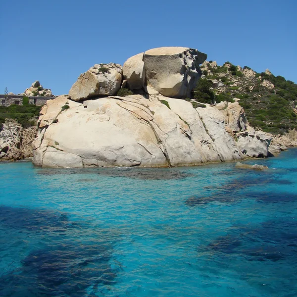 Sardinie s tyrkysovým mořem — Stock fotografie