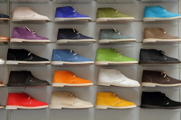 Shoes collection in shop window — Stock Photo, Image
