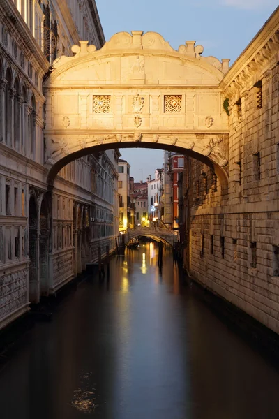 Magnifique coucher de soleil sur le pont des Soupirs - Ponte dei Sospiri . — Photo