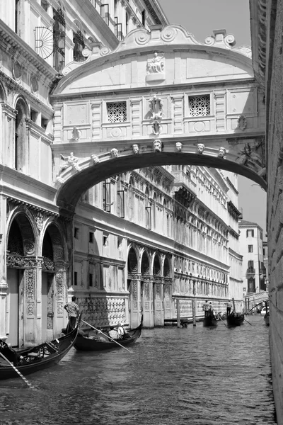 Gondeln überqueren Seufzerbrücke - Ponte dei sospiri Stockbild