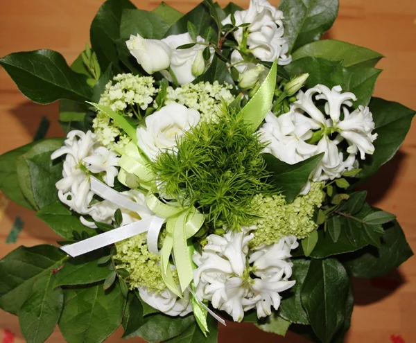 Malé bílé svatební kytice — Stock fotografie