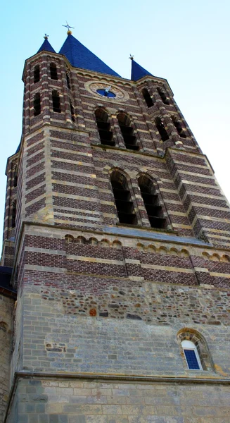 Igreja com torre sineira e relógio da igreja — Fotografia de Stock