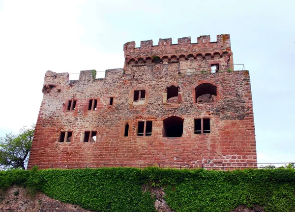 Średniowieczny zamek z czerwonego piaskowca — Zdjęcie stockowe