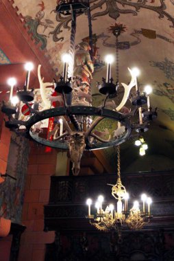 Bir ortaçağ kalesinde avize