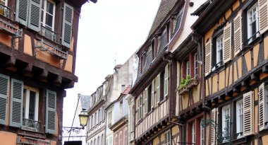 Alsace renkli yarı ahşap evleri