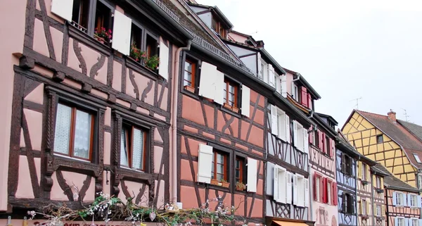 Casas coloridas de meia-madeira na Alsácia — Fotografia de Stock
