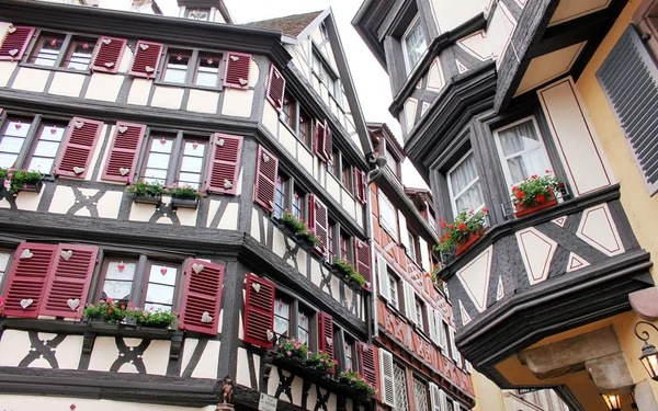 Красочные полудеревянные дома в Эльзасе — стоковое фото
