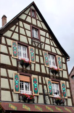 Alsace renkli yarı ahşap evleri