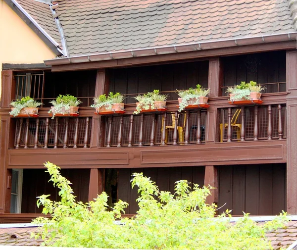 Balcon en bois avec fleurs — Photo