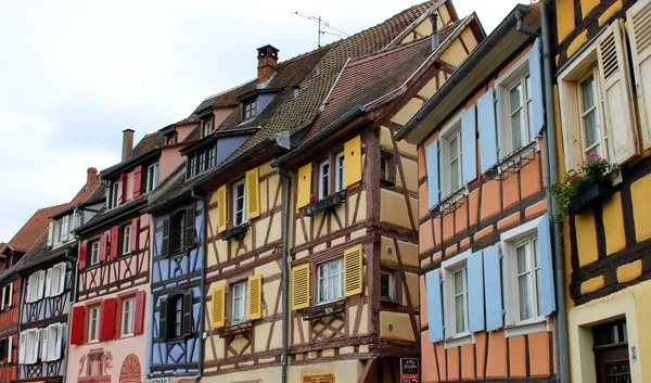 Alsace renkli yarı ahşap evleri