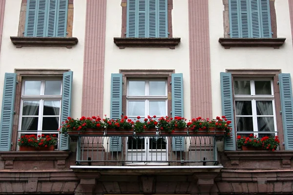 Fachada de casa con ventanas y balcón — Foto de Stock