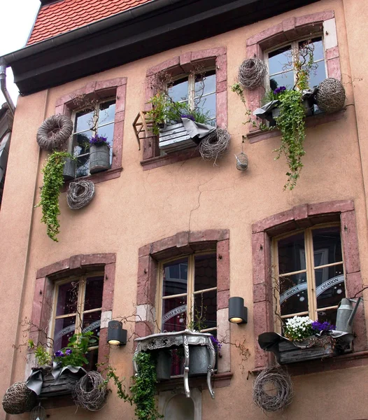 Decorazione straordinaria della finestra di una vecchia casa — Foto Stock