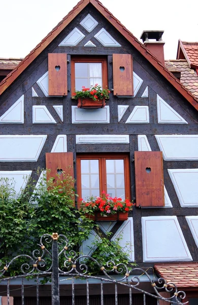 Case colorate pe jumătate din lemn în Alsacia — Fotografie, imagine de stoc