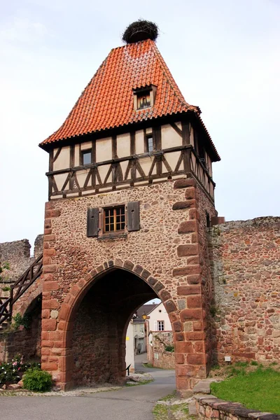 Tour de remparts avec nid de cigogne — Photo