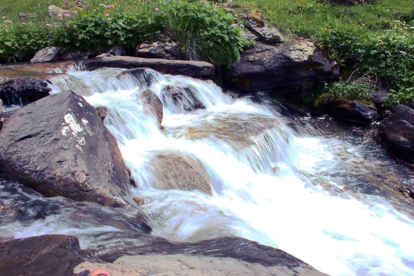 Eau courante dans un ruisseau de montagne — Photo