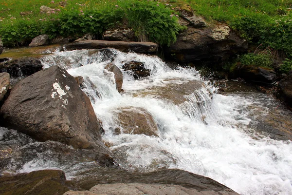 Eau courante dans un ruisseau de montagne — Photo