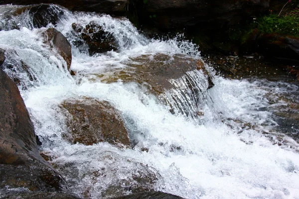 Tekoucí voda v horské říčky — Stock fotografie