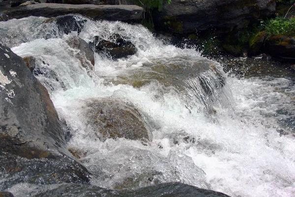 Acqua che scorre in un torrente di montagna — Foto Stock