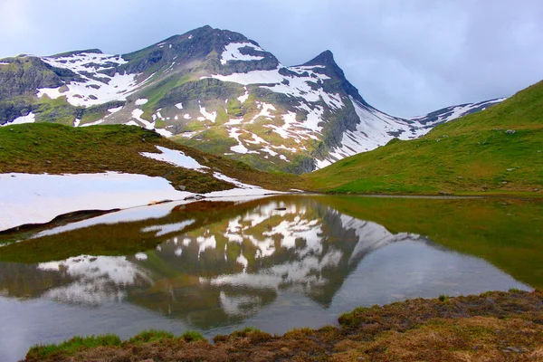 Lake in high mountains — Stock Photo, Image