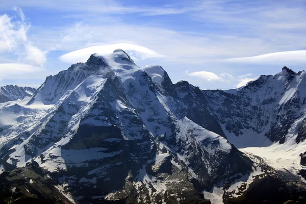 Montanhas no Oberland Bernês Fotos De Bancos De Imagens