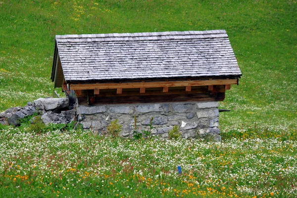 Cottage nas montanhas — Fotografia de Stock