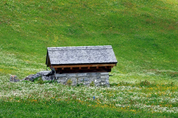 Cottage nas montanhas — Fotografia de Stock