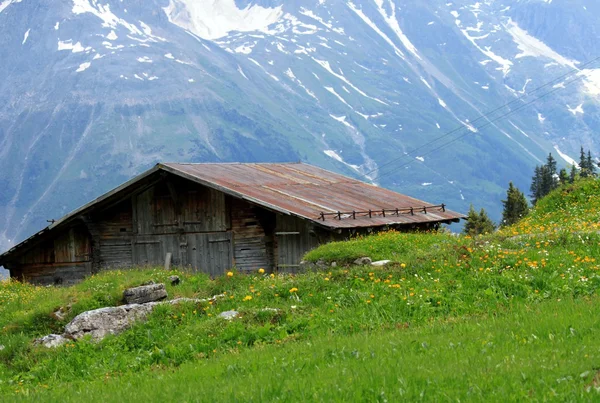 Cottage nas montanhas — Fotografia de Stock