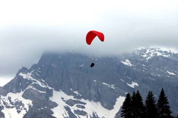 スイス連邦共和国でパラグライダー — ストック写真
