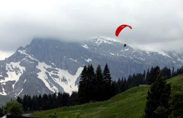 Gleitschirm in der Schweiz — Stockfoto