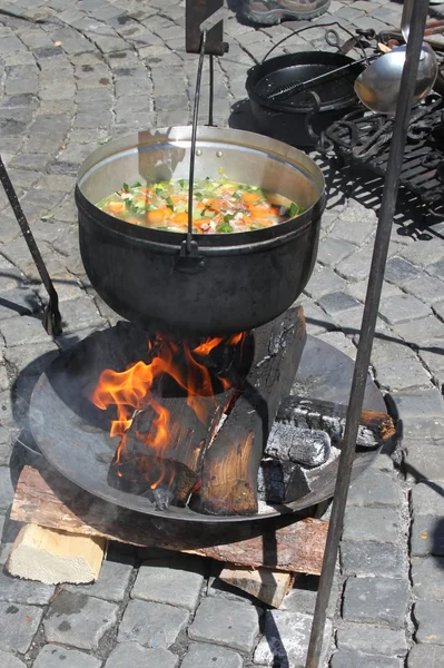 Ateşte yemek pişirmek. — Stok fotoğraf