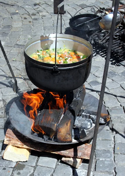 Koken op het vuur — Stockfoto